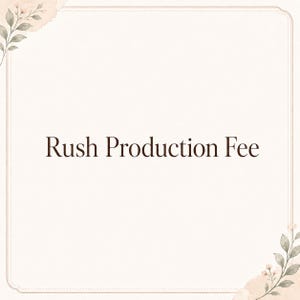 Può includere: Un grafico quadrato color crema con un sottile bordo decorativo e illustrazioni floreali in stile acquerello negli angoli in alto a sinistra e in basso a destra. Il testo "Rush Production Fee" è centrato in un carattere serif marrone scuro.