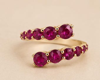 Ring met robijn bypass • Ring met in het laboratorium gekweekte robijn • Ring met rode edelsteen • Ring met aflopende ronde slijpvorm • Fijne open ring • Sieraden met de geboortesteen van juli