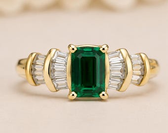 Groene smaragd ring • Ring met in het laboratorium gekweekte smaragd • Smaragd geslepen edelsteen • Baguette zijstenen • Groene verlovingsring • Sieraden met de geboortesteen van mei