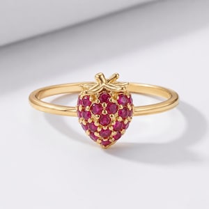 Rubin-jordgubbsring • Labbodlad rubinring • Fruktinspirerad ring • Elegant stapelbar ring • Smycken med födelsesten i juli • Minimalistisk ring bild 1