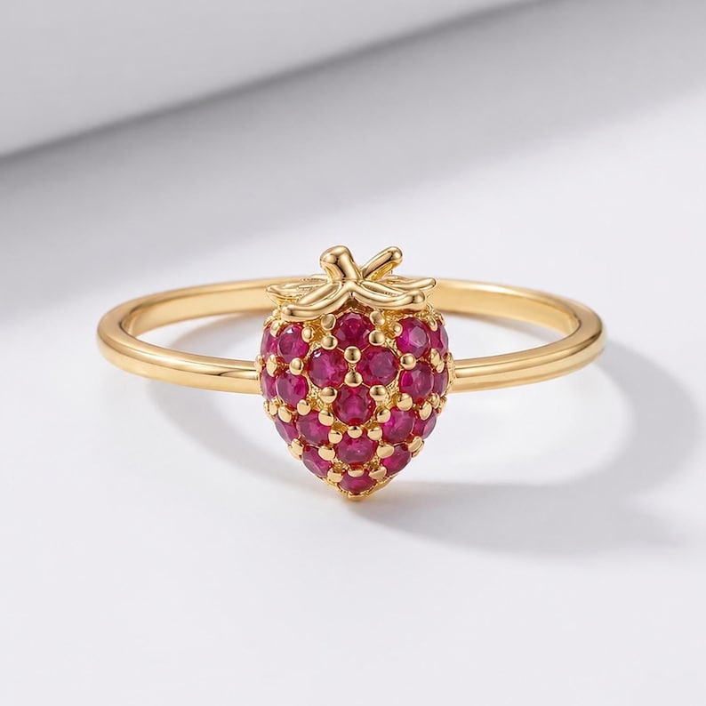 Rubin-jordgubbsring • Labbodlad rubinring • Fruktinspirerad ring • Elegant stapelbar ring • Smycken med födelsesten i juli • Minimalistisk ring bild 1