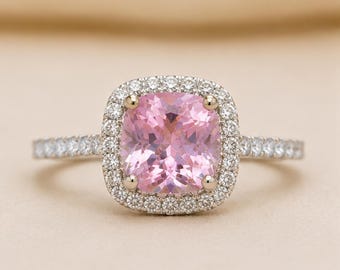 Ring met roze saffier en halo • Ring met in het laboratorium gekweekte roze saffier • Ring met roze edelsteen • Ring met kussenslijpsel • Sieraden met roze edelstenen • Trouwring