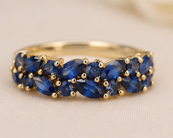 Saffieren eeuwigheidsring • Ring met in het laboratorium gekweekte saffier • Ring met blauwe edelsteen • Ring met marquiseslijping • Sieraden met bloemenmotief • Geboortesteen van september