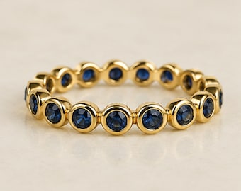 Saffieren eeuwigheidsring • Ring met in het laboratorium gekweekte saffier • Ring met blauwe edelsteen • Ronde ring met zetting • Fijne trouwring • Cadeau voor haar