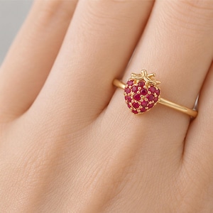 Rubin-jordgubbsring • Labbodlad rubinring • Fruktinspirerad ring • Elegant stapelbar ring • Smycken med födelsesten i juli • Minimalistisk ring bild 3