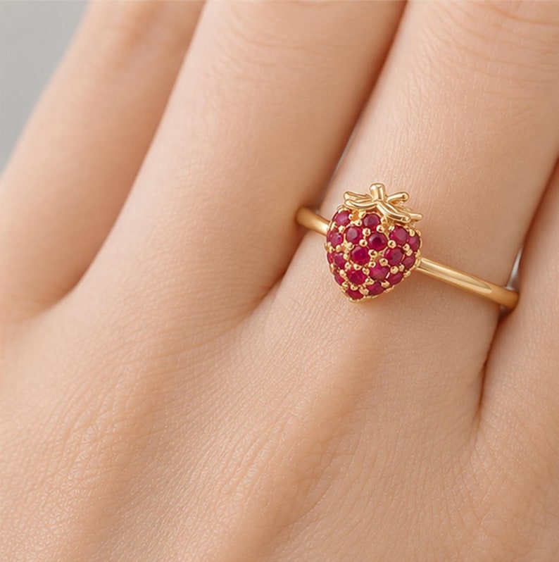 Rubin-jordgubbsring • Labbodlad rubinring • Fruktinspirerad ring • Elegant stapelbar ring • Smycken med födelsesten i juli • Minimalistisk ring bild 3