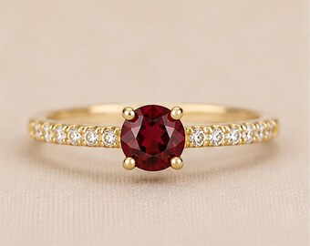 Robijn solitaire ring • Ring met in het laboratorium gekweekte robijn • Ronde verlovingsring • Ring met pavézetting • Sieraden met de geboortesteen van juli • Minimalistische ring