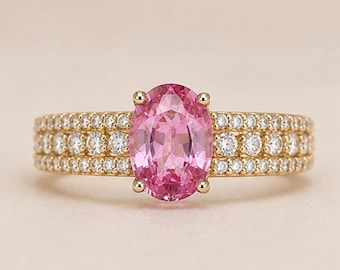 Ring met ovale roze saffier • Ring met in het laboratorium gekweekte roze saffier • Ring met roze edelsteen • Verlovingsring met ovale slijping • Sieraden met de geboortesteen van september