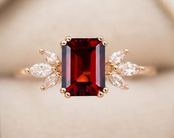Robijn solitaire ring • Ring met in het laboratorium gekweekte robijn • Verlovingsring met smaragdgeslepen steen • Marquise accentring • Sieraden met de geboortesteen van juli • Vintage ring
