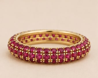 Eternity ring met robijn • Ring met in het laboratorium gekweekte robijn • Ring met rode edelsteen • Sieraden met de geboortesteen van juli • Stapelbare trouwring • Cadeau voor haar