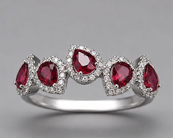 Ring met vijf robijnen • Ring met in het laboratorium gekweekte robijn • Ring met rode edelsteen • Ring met peer- en ronde slijpvorm • Halo bruidssieraden • Geboortesteenring van juli