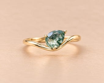 Pear Shape Green Gemstone Ring • V Shape Bridal Ring • Curved Band Ring • Minimalist Engagement Ring • Wedding Jewelry • Statement Ring