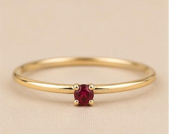 Solitaire ring • Ring met in het laboratorium gekweekte robijn • Minimalistische stapelring • Sierlijke ring voor elke dag • Sieraden met de geboortesteen van juli • Verfijnde ring