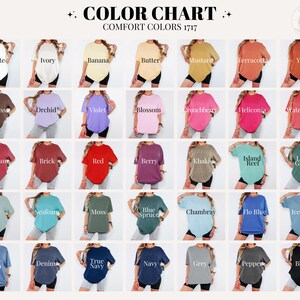 Pode incluir: Uma tabela de cores para camisetas Comfort Colors 1717 com uma grade de trinta camisetas de manga curta em v&aacute;rias cores, incluindo branco, marfim, banana, manteiga, mostarda, terracota, inhame, expresso, orqu&iacute;dea, violeta, flor, crunchberry, heliconia, melancia, carmesim, tijolo, vermelho, baga, c&aacute;qui, recife da ilha, verde claro, ba&iacute;a, espuma do mar, musgo, abeto azul, chambray, azul flo, azul gelo, azul jean, jeans, azul marinho verdadeiro, marinho, cinza, pimenta e preto.