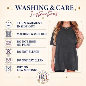 Pode incluir: Um gr&aacute;fico de instru&ccedil;&otilde;es de lavagem e cuidados com uma t-shirt cinzento-escura. O texto diz: WASHING & CARE INSTRUCTIONS, TURN GARMENT INSIDE OUT, MACHINE WASH COLD, DO NOT IRON ON PRINT, DO NOT BLEACH, DO NOT DRY CLEAN, DRY ON LOW SETTINGS.