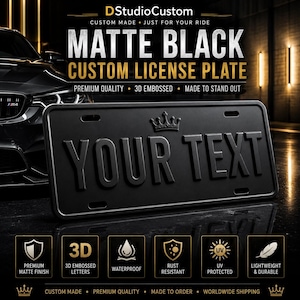 Peut inclure: Une plaque d'immatriculation personnalisée noir mat avec des lettres en relief 3D indiquant YOUR TEXT et une icône de couronne au-dessus. La plaque comporte quatre trous de montage et est présentée devant un véhicule sombre.