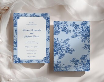 Pode incluir: Um conjunto de convites de casamento com fundo azul claro e padrão floral azul escuro. O cartão da esquerda exibe texto com os nomes Kerina Fitzgerald e Alfredo Torres, a data 28 de agosto de 2024 e detalhes do evento. O cartão da direita tem uma estampa floral correspondente.