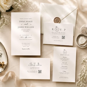 Könnte beinhalten: Ein weißes Hochzeitseinladungs-Set bestehend aus einer Haupteinladung, einer RSVP-Karte mit QR-Code, einer Detailkarte und einer Hochzeits-Website-Karte. Das Set enthält schwarzen Text, ein goldenes Wachssiegel und ein Ring-Symbol.