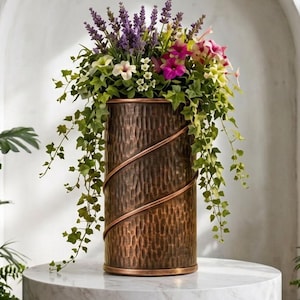 Maceta de cobre martillado hecha a mano: detalle en espiral alto, decoración de jardín bohemia