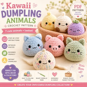 Puede incluir: Un patrón de ganchillo digital titulado Kawaii Dumpling Animals que presenta siete figuras de animales de peluche y una cesta. La imagen muestra un pollito amarillo, una criatura blanca, un vegetal morado, un gato azul, un cerdo rosa, un gato verde y una bola de masa moteada.