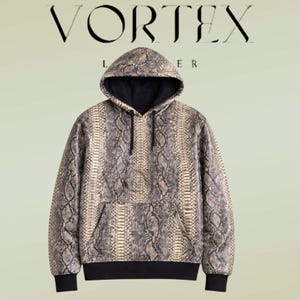Peut inclure: Un sweat à capuche à manches longues avec un motif peau de serpent dans des tons beige, marron et noir. Le vêtement comprend une capuche avec des cordons noirs, une poche kangourou et des bords-côtes noirs. Le texte VORTEX LEATHER est visible.