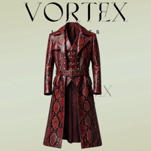 Pode incluir: Um sobretudo comprido com padrão de pele de cobra em vermelho e preto, com lapela entalhada, fecho frontal com botões e cinto a condizer com fivela. A palavra VORTEX está impressa em letras pretas grandes acima, com LEATHER impresso abaixo.