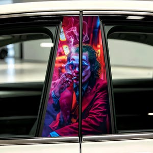 Könnte beinhalten: Ein Auto-Fensteraufkleber mit einer grafischen Illustration eines Clown-Charakters mit grünen Haaren und weißer Gesichtsbemalung, der einen roten Anzug und eine orangefarbene Weste trägt und vor einem rot-violetten Hintergrund eine Zigarette raucht.