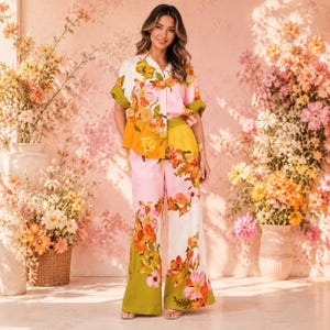 Completo due pezzi in lino con stampa floreale, camicetta con bottoni sul davanti e pantaloni a gamba larga, stile boho estivo.