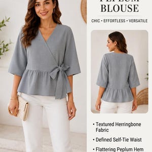 Op de afbeelding: Een grijze wikkelblouse met peplum, ellebooglange mouwen en een gestructureerde visgraatstof. De blouse heeft een V-hals, een tailleband om te strikken en een peplumzoom. De tekst WRAP-TIE PEPLUM BLOUSE is bovenaan de afbeelding zichtbaar.