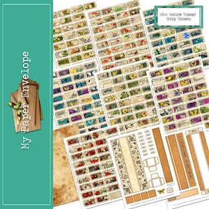 Könnte beinhalten: Eine Sammlung von Tickets im Streifenformat zum Thema Natur mit botanischen Illustrationen, darunter Schmetterlinge und Blumen. Die Tickets sind in verschiedenen Farben und Größen gehalten und tragen den Text "DK44 Nature Themed Strip Tickets". Ebenfalls enthalten sind Papierumschläge und andere Bastelarbeiten.