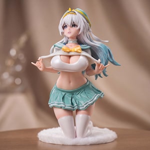 Puede incluir: Una figura coleccionable de estilo anime que representa a un personaje de largo cabello blanco, con un top blanco estilo marinero con lazo amarillo, falda plisada color verde azulado y medias blancas hasta el muslo, arrodillada sobre una base.