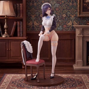 Peut inclure: Une figurine de style anime représentant un personnage aux cheveux violets courts, portant une tenue de soubrette blanche et noire composée d'une coiffe à volants, d'un haut court, d'un string rose pâle et de bas blancs montants avec jarretières.