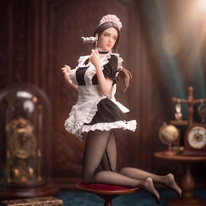 Peut inclure: Une figurine de collection représentant un personnage vêtu d'une tenue de domestique noire et blanche avec un tablier à volants, une coiffe assortie et des bas résille noirs. La figurine est agenouillée sur un petit tabouret et tient un outil argenté.