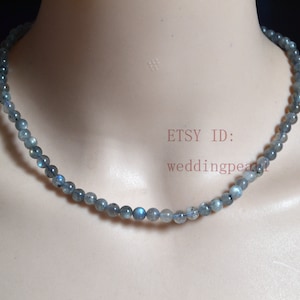 Könnte beinhalten: Eine zarte Halskette aus grauen Labradoritperlen. Die Halskette befindet sich auf dem Hals einer Puppe. Der Text "ETSY ID: weddingpearl" ist auf dem Bild zu sehen.