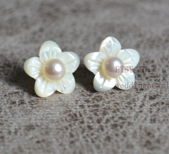 Flower shaped pearl earrings store