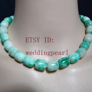 Puede incluir: Collar de cuentas de jade verde claro y blanco. Las cuentas ovaladas están ensartadas. El texto "ETSY ID: weddingpearl" es visible en la imagen.