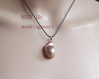 Pode incluir: Um colar com um pingente de pérola barroca irregular em tom de pêssego suspenso por um cordão preto fino. O texto "ETSY ID: weddingpearl" é visível em letras vermelhas no lado esquerdo da imagem, perto do pingente de pérola.