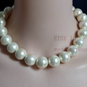 Puede incluir: Un collar de perlas blancas con perlas grandes y redondas. El collar está en el cuello de un maniquí. El texto "ETSY ID: weddingpearl1" es visible en la imagen.