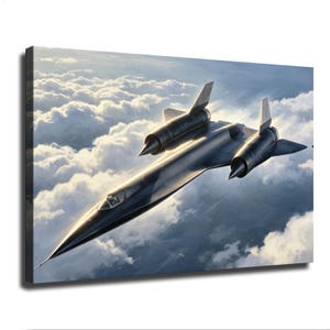 Op de afbeelding: Een zwart SR-71 Blackbird verkenningsvliegtuig dat boven een dichte laag witte wolken vliegt. Het toestel heeft een lange, spitse neus, een cockpitkap en twee grote motorgondels die aan de vleugels zijn bevestigd in een hoog perspectief.