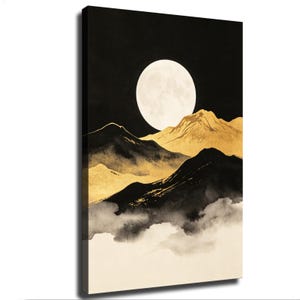 Op de afbeelding: Een rechthoekig canvas wandkunstwerk met een landschap met een grote witte volle maan tegen een zwarte lucht. De scène toont gelaagde bergketens in tinten zwart en metallic goud, met zachte witte wolken aan de onderkant.