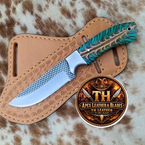 Puede incluir: Un cuchillo de hoja fija con lomo de metal texturizado y mango con patrón de plumas en turquesa y marrón, sobre una funda de cuero color canela con detalles geométricos estampados y un logo circular que dice Apex Leather & Blades.