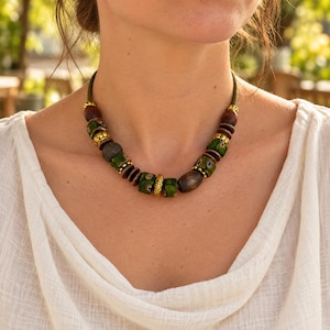 Grün-braune Boho-Halskette mit großen Perlen, Statement-Schmuck aus Holz und Stein
