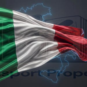 Puede incluir: Una bandera italiana ondeante con franjas verticales verde, blanca y roja. Detrás de la bandera hay un contorno tenue de la península italiana y un icono de libro estilizado. El texto Passport Propeller es visible en la parte inferior.