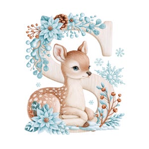 Peut inclure: Une lettre S en bois clair décorée de poinsettias bleu clair, de pommes de pin et de baies. Un petit faon brun à taches blanches est allongé devant la lettre, entouré de flocons de neige bleu clair et de feuillage hivernal.