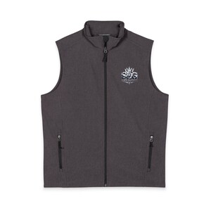 Può includere: Un gilet senza maniche grigio antracite con cerniera frontale nera a tutta lunghezza, colletto rialzato e due tasche laterali con cerniera. Sul petto in alto a sinistra è presente un logo grafico bianco con le lettere SDG sormontate da una corona.
