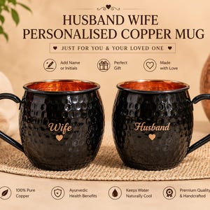 Puede incluir: Dos tazas de cobre martillado negro con interiores y asas de color cobre. La taza izquierda tiene el texto 'Wife' y un icono de corazón, la derecha tiene el texto 'Husband' y un icono de corazón. El texto 'HUSBAND WIFE PERSONALISED COPPER MUG' aparece arriba.