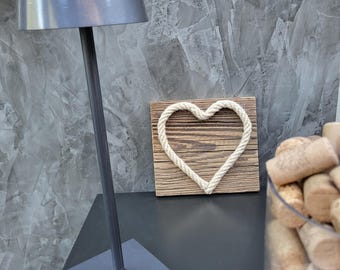Rustic wall decoration with rope heart on reclaimed wood – handmade wooden decoration in country style
