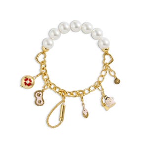 Puede incluir: Una pulsera de dijes en tono dorado con una serie de perlas blancas artificiales y varios colgantes, incluyendo una flor roja y dorada, una máscara rosa, un cilindro dorado, un pequeño espejo y un dije de tetera rosa y oro con perla.
