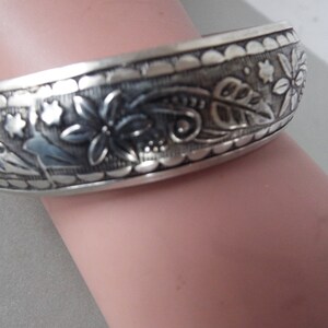 vintage  engraved flowers leaves vines silver tone  bangle bracelet  2.5&quot; small to medium wrist stackable