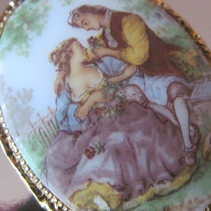 Victorian style courting couple Fragonard porcelain cameo pin brooch